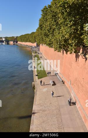 Quai de la Daurade, am rechten Ufer der Garonne, in Toulouse, Frankreich, Promenade Henri-Martin zum Spazierengehen und Sonnenbaden, riesige Stützmauer Stockfoto