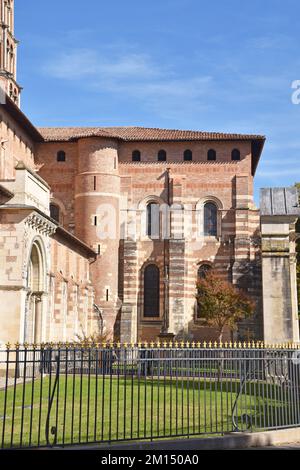 Die Basilika St. Sernin, Toulouse, das größte romanische Gebäude Europas, aus rotem Ziegelstein, La Ville Rose, erbaut c1180-1220, S-Quer Stockfoto