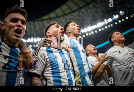 Doha, Katar. 9.. Dezember 2022. Lautaro Martinez (Arg) und Lionel Messi (Arg) feiern den Eintritt in das Halbfinale Niederlande – Argentinien Niederlande Stockfoto
