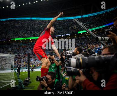 Doha, Katar. 9.. Dezember 2022. Torwart Emiliano Martinez (Arg) feiert den Eintritt in das Halbfinale Niederlande - Argentinien Niederlande - Argentini Stockfoto