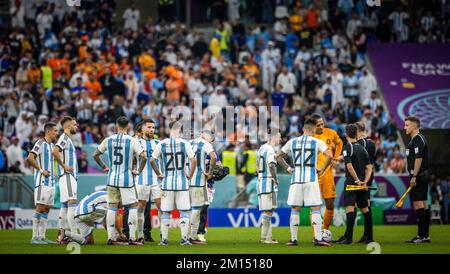 Doha, Katar. 9.. Dezember 2022. Lionel Messi (Arg), Lautaro Martinez (Arg) Virgil van Dijk (Niederlande) Niederlande - Argentinien Niederlande - Argentinien Stockfoto