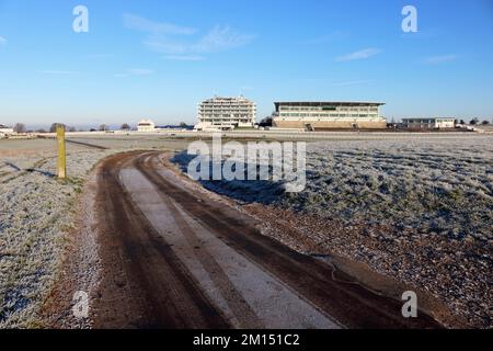 Epsom Downs Surrey, Großbritannien. 10.. Dezember 2022. Bei Temperaturen von minus 4 Grad celsius bei Sonnenaufgang gab es heute heftigen Frost über Epsom Downs. Kredit: Julia Gavin/Alamy Live News Stockfoto