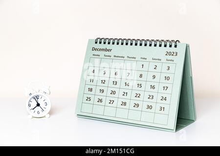 Dezember 2023 Kalender und kleine Uhr auf weißem Hintergrund isoliert Stockfoto