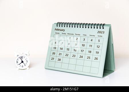 Februar 2023 Kalender und kleine Uhr auf weißem Hintergrund isoliert Stockfoto