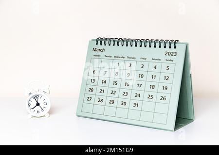 Kalender vom 2023. März und kleine Uhr auf weißem Hintergrund isoliert Stockfoto