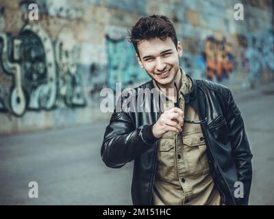 Ein hübscher junger Mann, der vor der Kamera lächelt Stockfoto