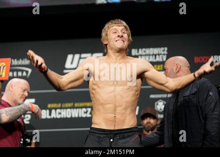 Las Vegas, USA. 09.. Dezember 2022. LAS VEGAS, NV - Dezember 9: Paddy Pimblett setzt sich auf die Waage für das zeremonielle Wiegen in der MGM Grand Garden Arena für UFC 282 - Blachowicz vs Ankalaev : Zeremonielle Wiegen am 9. Dezember 2022 in Las Vegas, NV, USA. (Foto: Louis Grasse/PxImages) Kredit: Px Images/Alamy Live News Stockfoto