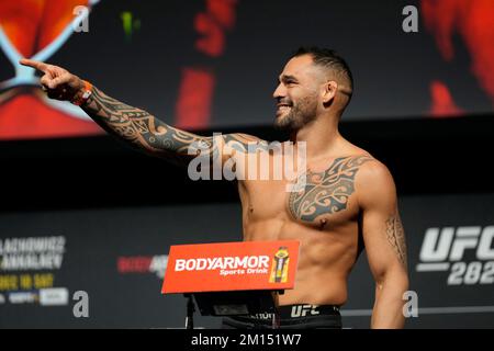 Las Vegas, USA. 09.. Dezember 2022. LAS VEGAS, NV - Dezember 9: Santiago Ponzinibbio setzt sich auf die Waage für das zeremonielle Wiegen in der MGM Grand Garden Arena für UFC 282 - Blachowicz vs Ankalaev : Zeremonielle Wiegeversuche am 9. Dezember 2022 in Las Vegas, NV, USA. (Foto: Louis Grasse/PxImages) Kredit: Px Images/Alamy Live News Stockfoto
