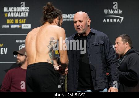 Las Vegas, USA. 09.. Dezember 2022. LAS VEGAS, NV - 9. Dezember: Erik Silva betritt die Waage für das zeremonielle Wiegen in der MGM Grand Garden Arena für UFC 282 - Blachowicz vs. Ankalaev: Zeremonielle Wiegeversuche am 9. Dezember 2022 in Las Vegas, NV, USA. (Foto: Louis Grasse/PxImages) Kredit: Px Images/Alamy Live News Stockfoto