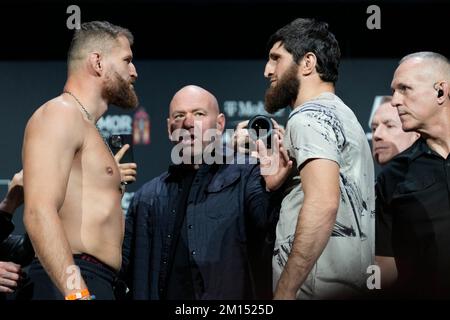 Las Vegas, USA. 09.. Dezember 2022. LAS VEGAS, NV - Dezember 9: Jan Blachowicz (L) und Magomed Ankalaev (R): Angesicht nach den zeremoniellen Wiegeversuchen in der MGM Grand Garden Arena für UFC 282 - Blachowicz vs Ankalaev: Zeremonielle Wiegeversuche am 9. Dezember 2022 in Las Vegas, NV, USA. (Foto: Louis Grasse/PxImages) Kredit: Px Images/Alamy Live News Stockfoto