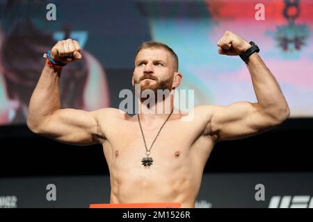 Las Vegas, USA. 09.. Dezember 2022. LAS VEGAS, NV - Dezember 9: Jan Blachowicz tritt auf die Waage für das zeremonielle Wiegen in der MGM Grand Garden Arena für UFC 282 - Blachowicz vs Ankalaev : Zeremonielle Wiegen am 9. Dezember 2022 in Las Vegas, NV, USA. (Foto: Louis Grasse/PxImages) Kredit: Px Images/Alamy Live News Stockfoto