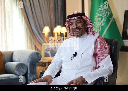 Riad, Saudi-Arabien. 7.. Dezember 2022. Saudi-arabischer Minister für Industrie und mineralische Ressourcen Bandar Alkhorayef spricht am 7. Dezember 2022 in Riad, Saudi-Arabien, in einem Interview mit Xinhua. „Interview: Belt and Road Initiative to Boost Saudi Arabia's Economic, Social Development“, sagt Saudi-arabischer Minister, Credit: Wang Haizhou/Xinhua/Alamy Live News Stockfoto