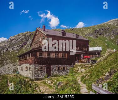 Das Bild zeigt die österreichische Alpenklub OeAV Sektion Warnsdorf-Krimml, die Warnsdorfer Hütte in der Venediger Gruppe des Berges, bekannt als Alpenvenedig. Weitere Informationen zu dieser Hütte und anderen Hütten im Venediger finden Sie in meinem Reiseführer Trekking in Österreichs hohe Tauern, veröffentlicht von Cicerone Press (UK) Stockfoto