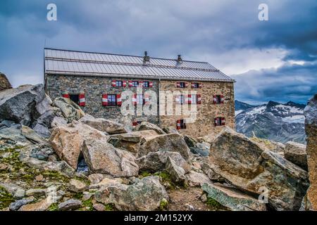 Das Bild zeigt die neue Prager Hütte des deutschen Alpenclubs DAV Sektion Oberland in der Venediger-Gruppe, bekannt als Alpenvenedig. Stockfoto