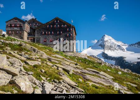 Das Bild zeigt die österreichische Alpenklub OeAV Sektion Salzburg besitzt Kursinger Hut, benannt nach einem lokalen Politiker, der beim ersten Aufstieg des Großen Venediger in der Venediger Gruppe des Berges, bekannt als Alpenvenediger, maßgeblich beteiligt war. Stockfoto