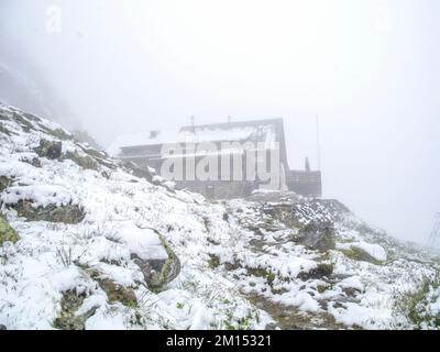 Das Bild ist das Kasseler Hut Berghütte der DAV Sektion Kassel in den Zillertalalpen des österreichischen Tirols. Stockfoto