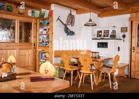 Das Bild zeigt das Innere des österreichischen Alpenklubs OeAV Sektion St Poeltener Hut, benannt nach der Stadt St. Poelten, am östlichen Ende des Gebirges Venediger, bekannt als Alpenvenedig. Stockfoto