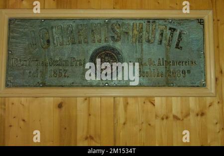 Das Bild zeigt das originale Hüttenschild aus dem Jahr 1857 im deutschen Alpenclub DAV Sektion Oberland, der Johannis Hut in der Venediger Gruppe der Berge, bekannt als Venedig der Alpen. Stockfoto