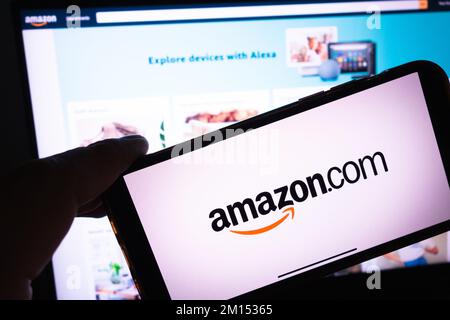 KONSKIE, POLEN - 17. September 2022: Amazon.com-Logo auf Smartphone-Bildschirm im Büro. Amazon ist ein amerikanisches Unternehmen für elektronischen Handel Stockfoto