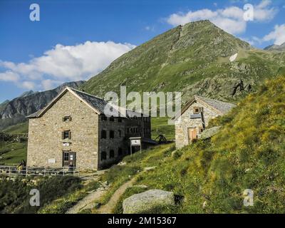 Das Bild zeigt den deutschen Alpenclub DAV SektionBergfreunde-Rheydt-Besitzer Essener Rostocker Hut in der Venediger Gruppe, bekannt als Alpenvenedig. Stockfoto