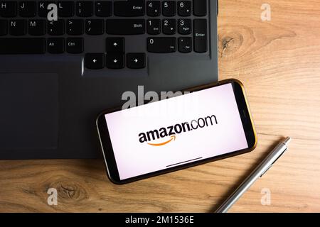 KONSKIE, POLEN - 17. September 2022: Amazon.com-Logo auf Smartphone-Bildschirm im Büro. Amazon ist ein amerikanisches Unternehmen für elektronischen Handel Stockfoto