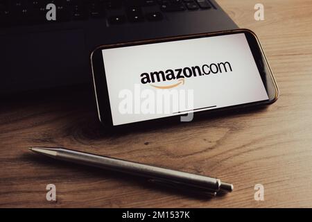 KONSKIE, POLEN - 17. September 2022: Amazon.com-Logo auf Smartphone-Bildschirm im Büro. Amazon ist ein amerikanisches Unternehmen für elektronischen Handel Stockfoto