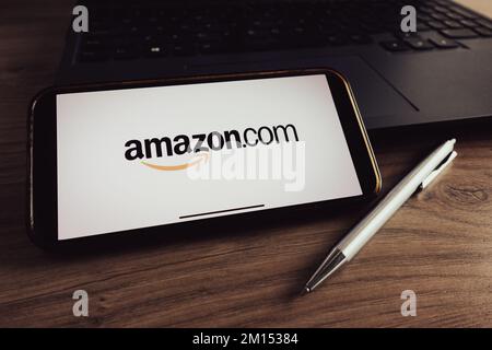 KONSKIE, POLEN - 17. September 2022: Amazon.com-Logo auf Smartphone-Bildschirm im Büro. Amazon ist ein amerikanisches Unternehmen für elektronischen Handel Stockfoto