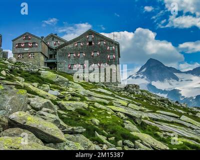 Das Bild zeigt die österreichische Alpenklub OeAV Sektion Salzburg besitzt Kursinger Hut, benannt nach einem lokalen Politiker, der beim ersten Aufstieg des Großen Venediger in der Venediger Gruppe des Berges, bekannt als Alpenvenediger, maßgeblich beteiligt war. Stockfoto