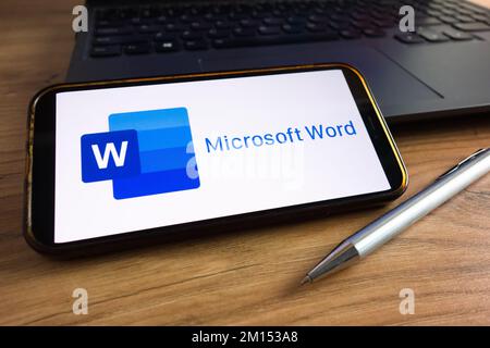 KONSKIE, POLEN - 17. September 2022: Das Microsoft Word-Logo wird auf dem Smartphone-Bildschirm im Büro angezeigt. Microsoft Word ist eine Textverarbeitungssoftware Stockfoto