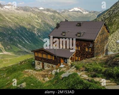 Das Bild zeigt die österreichische Alpenklub OeAV Sektion Warnsdorf-Krimml, die Warnsdorfer Hütte in der Venediger Gruppe der Berge, bekannt als Alpenvenedig, die hier in Richtung der Reichen Gruppe der Berge gesehen wird. Stockfoto