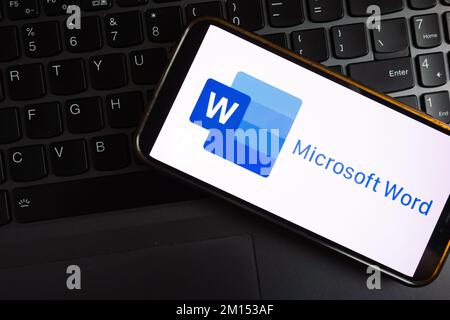 KONSKIE, POLEN - 17. September 2022: Das Microsoft Word-Logo wird auf dem Smartphone-Bildschirm im Büro angezeigt. Microsoft Word ist eine Textverarbeitungssoftware Stockfoto