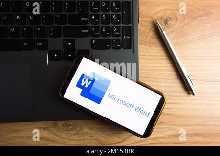 KONSKIE, POLEN - 17. September 2022: Das Microsoft Word-Logo wird auf dem Smartphone-Bildschirm im Büro angezeigt. Microsoft Word ist eine Textverarbeitungssoftware Stockfoto