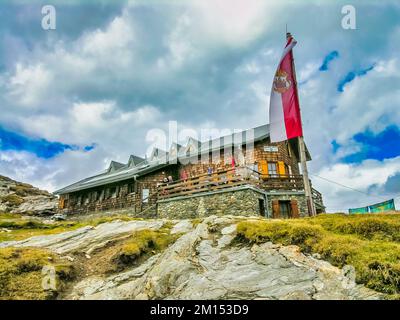 Das Bild zeigt die österreichische Alpenclub OeAV Sektion Badener Hut in der Venediger Gruppe der Berge, eine der Hütten auf der mehrtägigen Wanderung der Venediger Hoehenweg Tour. Stockfoto