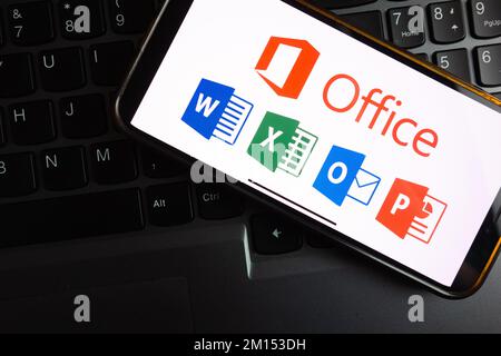 KONSKIE, POLEN - 17. September 2022: Das Microsoft Office 365-Logo wird auf dem Smartphone-Bildschirm im Büro angezeigt. Microsoft Office ist eine Reihe von Abonnements Stockfoto