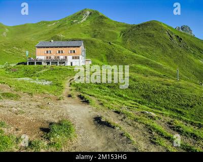 Das Bild zeigt die OeAV-Sektion des österreichischen Alpenklubs in Vorarlberger Hütte Douglas in den westösterreichischen Ratkon-Alpen Stockfoto