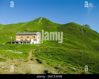 Das Bild zeigt die OeAV-Sektion des österreichischen Alpenklubs in Vorarlberger Hütte Douglas in den westösterreichischen Ratkon-Alpen Stockfoto