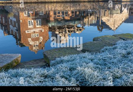 Wareham, Dorset, Großbritannien. 10.. Dezember 2022 Britisches Wetter: Ein kalter, frostiger Morgen in Wareham, Dorset, über dem Fluss Frome. Reflexionen des Old Granary Pub und Restaurants am Quay. Kredit: Carolyn Jenkins/Alamy Live News Stockfoto