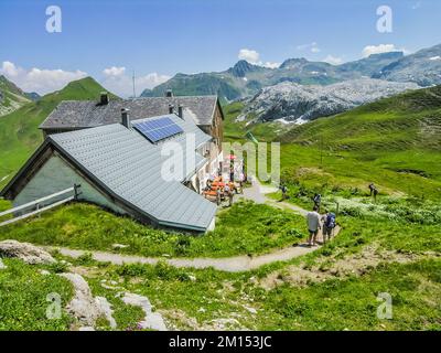 Das Bild zeigt die OeAV-Sektion des österreichischen Alpenklubs in Vorarlberger Besitz Tilisuna Berghütte in den Ratkon-Alpen in Westösterreich Stockfoto