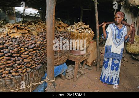 Afrikanische Frau, die Trockenfisch verkauft, im Grand Marche in Bamako Mali, Westafrika. Stockfoto