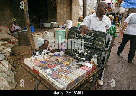 Der Verkäufer verkauft Musikbänder in den Straßen von Bamako, Mali, Westafrika Stockfoto