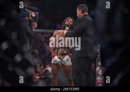 Uncasville, CT, Uncasville, CT, USA. 9.. Dezember 2022. Uncasville, CT - DEZEMBER 9: Raufeon Stots besiegt Danny Sabatello durch eine Split Decision (48-47 X2 45-50 X1), um der Interims-Bantamweight-Champion zu bleiben und am 9. Dezember 2022 in Uncasville, CT, USA, zum Grand Prix Final auf der Bellator 289 im Mohegan Sun Casino zu gelangen. (Kreditbild: © Matt Davies/PX Imagens über ZUMA Press Wire) Stockfoto