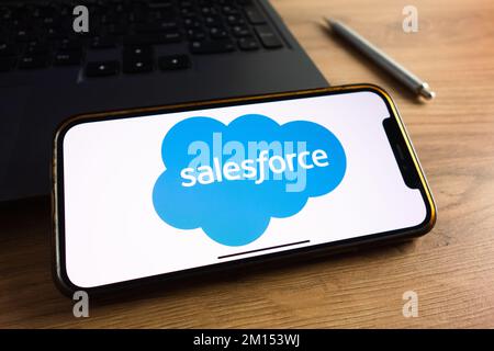KONSKIE, POLEN - 17. September 2022: Das Salesforce Logo wird auf dem Smartphone-Bildschirm im Büro angezeigt. Salesforce, Inc. Ist eine Cloud-basierte amerikanische Software Stockfoto
