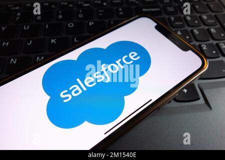 KONSKIE, POLEN - 17. September 2022: Das Salesforce Logo wird auf dem Smartphone-Bildschirm im Büro angezeigt. Salesforce, Inc. Ist eine Cloud-basierte amerikanische Software Stockfoto