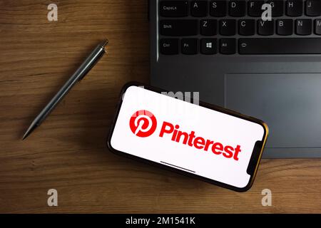 KONSKIE, POLEN - 17. September 2022: Das Pinterest Logo wird auf dem Smartphone-Bildschirm im Büro angezeigt. Pinterest ist ein Internet-Foto-Sharing und -Verlag Stockfoto