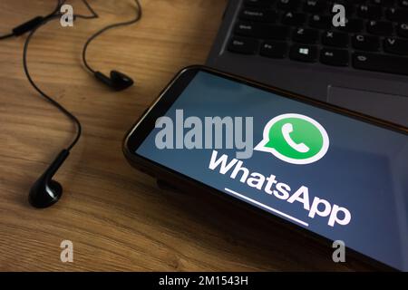 KONSKIE, POLEN - 17. September 2022: WhatsApp-Logo auf Smartphone-Bildschirm im Büro. WhatsApp Messenger ist eine Freeware und plattformübergreifend Stockfoto