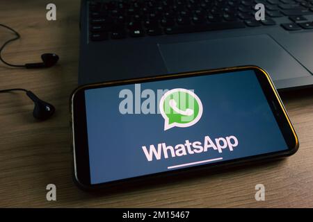 KONSKIE, POLEN - 17. September 2022: WhatsApp-Logo auf Smartphone-Bildschirm im Büro. WhatsApp Messenger ist eine Freeware und plattformübergreifend Stockfoto