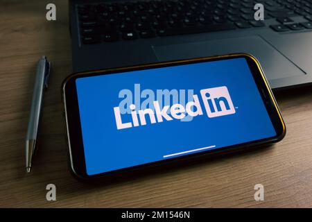 KONSKIE, POLEN - 17. September 2022: LinkedIn-Logo wird auf dem Smartphone-Bildschirm im Büro angezeigt. LinkedIn ist ein Geschäfts- und beschäftigungsorientierter Onlin Stockfoto