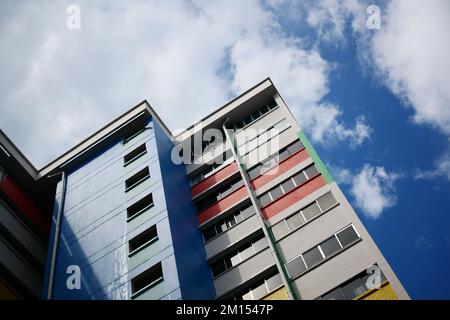 Blick auf die Wohngebäude von signapore in einem niedrigen Winkel vor blauem Himmel Stockfoto