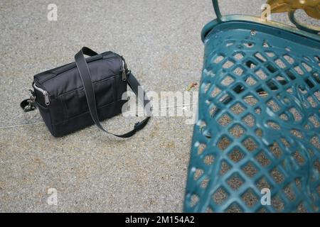 Verlorene Handtasche am Strand Stockfoto