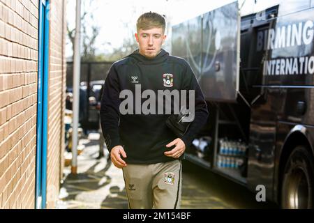 Josh Eccles von Coventry City kommt zum Sky Bet Championship-Spiel im Select Car Leasing Stadium, Reading. Foto: Samstag, 10. Dezember 2022. Stockfoto